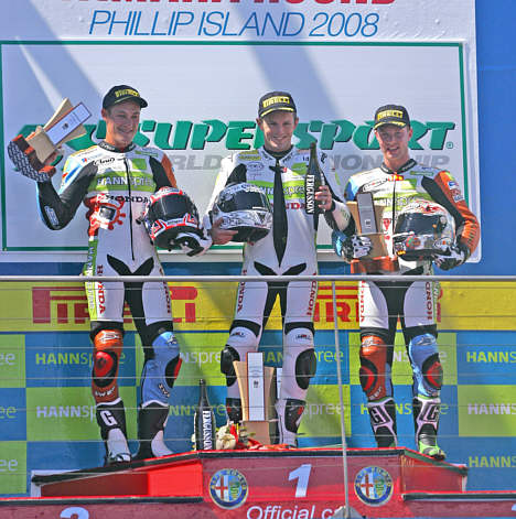 Robbin Harms (til højre i billedet) scorede årets første podieplacering, da han blot et halvt sekund efter de to australiere Andrew Pitt (mf) og Joshua Brookes (tv) blev nr. 3 i 2. afdeling af Supersport Verdensmesterskabet på Philip Island i Australien.